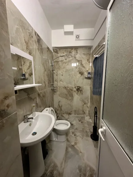 Tirane, jap me qera garsonier 1+1 Kati 0, 50 m² 350 € (Ali Demi)