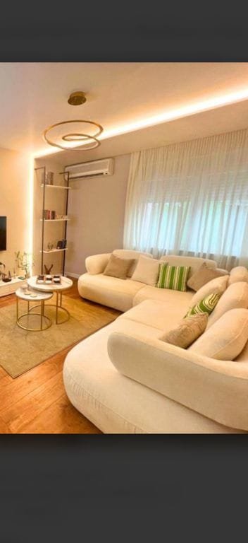 Tirane, jepet me qera apartament 1+1+Ballkon Kati 2, 70 m² 1.100 € (Pranë Gardës dhe Liqenit Artificial Tiranë)