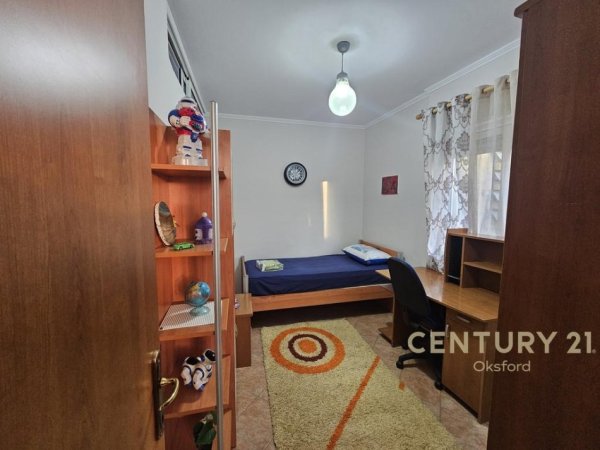 Tirane, jepet me qera apartament 3+1+Aneks+Ballkon Kati 5, 120 m² 800 € (Tek Kika 1)