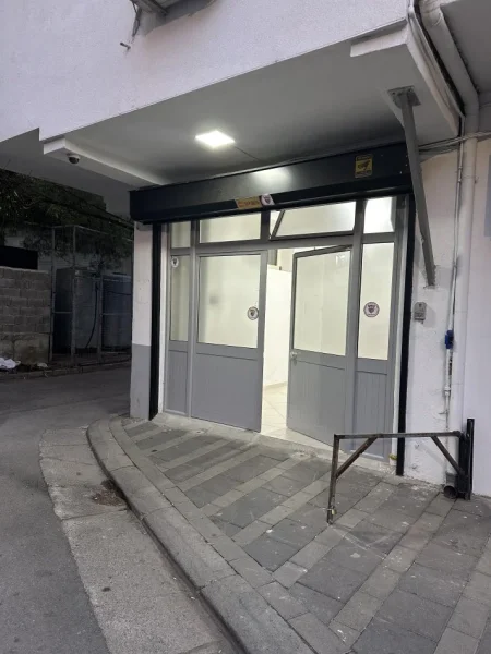 Tirane, jepet me qera ambjent biznesi Kati 0, 40 m² 550 € (Rruga Abdyl Frasheri)