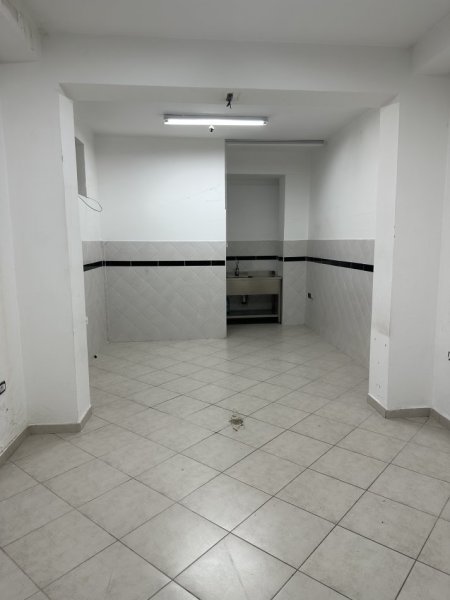 Tirane, jepet me qera ambjent biznesi Kati 0, 40 m² 550 € (Rruga Abdyl Frasheri)