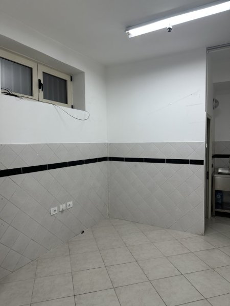 Tirane, jepet me qera ambjent biznesi Kati 0, 40 m² 550 € (Rruga Abdyl Frasheri)