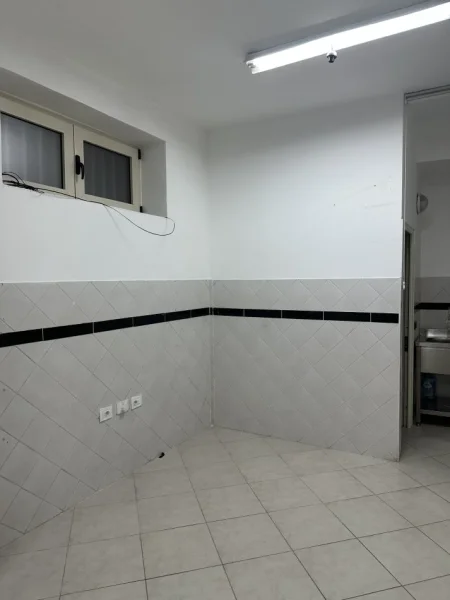 Tirane, jepet me qera ambjent biznesi Kati 0, 40 m² 550 € (Rruga Abdyl Frasheri)