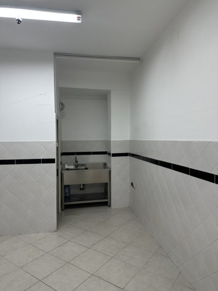 Tirane, jepet me qera ambjent biznesi Kati 0, 40 m² 550 € (Rruga Abdyl Frasheri)