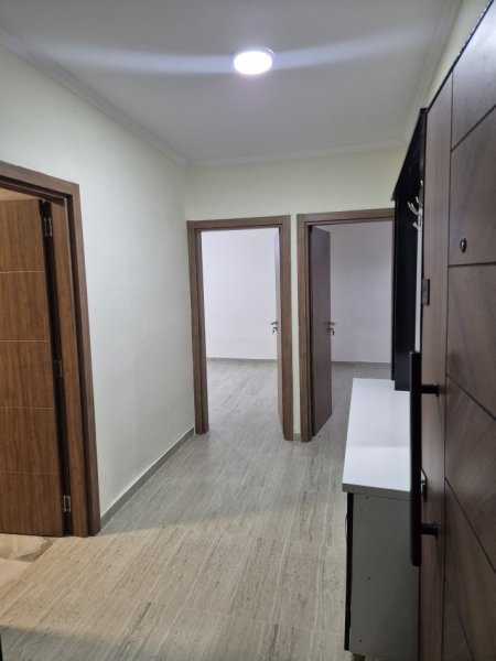 Tirane, jepet me qera apartament 1+1 Kati 4, 60 m² 400 € (Rr. Zonja Çurre prane shkolles 1Maj