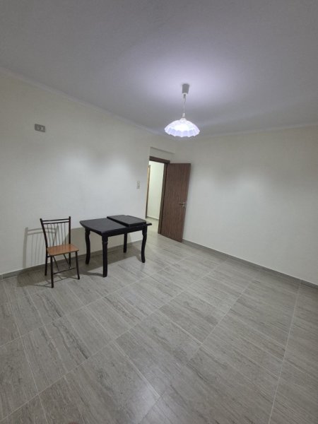 Tirane, jepet me qera apartament 1+1 Kati 4, 60 m² 400 € (Rr. Zonja Çurre prane shkolles 1Maj