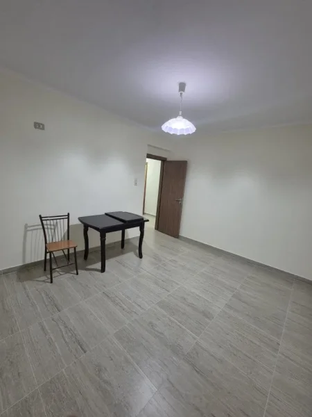 Tirane, jepet me qera apartament 1+1 Kati 4, 60 m² 400 € (Rr. Zonja Çurre prane shkolles 1Maj