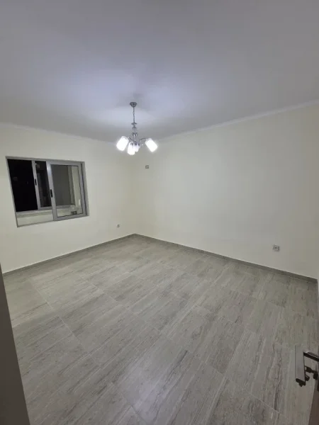 Tirane, jepet me qera apartament 1+1 Kati 4, 60 m² 400 € (Rr. Zonja Çurre prane shkolles 1Maj