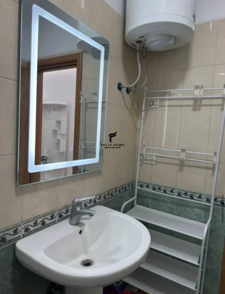 Tirane, jepet me qera apartament 1+1+Ballkon Kati 4, 70 m² 500 € (ASTIR)