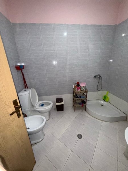 Tirane, jepet me qera 2+1 Kati 9, 90 m² 480 € 