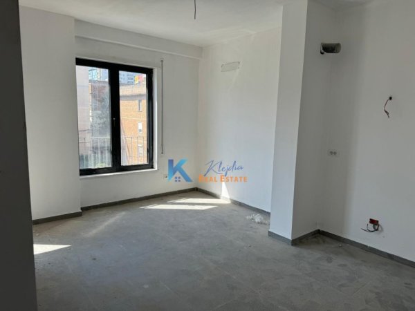 Tirane, jap me qera zyre , 60 m² 465 € (Ne fillim te Bulevardit te Ri)