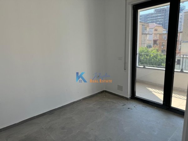 Tirane, jap me qera zyre , 60 m² 465 € (Ne fillim te Bulevardit te Ri)