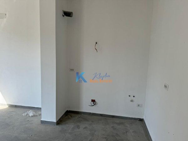 Tirane, jap me qera zyre , 60 m² 465 € (Ne fillim te Bulevardit te Ri)