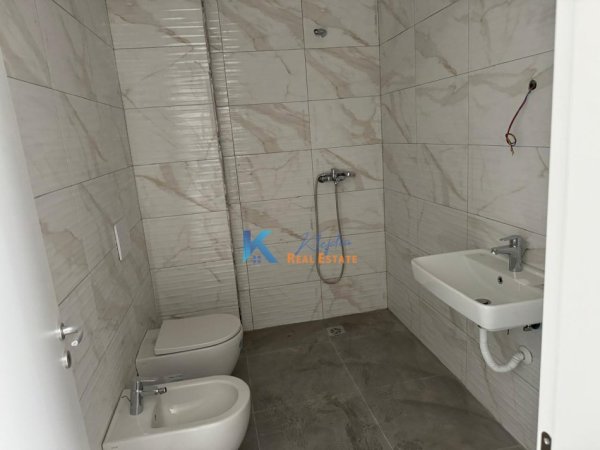 Tirane, jap me qera zyre , 60 m² 465 € (Ne fillim te Bulevardit te Ri)