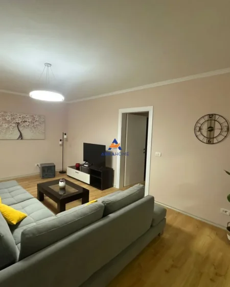 Tirane, jepet me qera apartament 2+1 Kati 4, 81 m² 650 € (MBAS KONVIKTEVE TE INXHINJERIS SE NDERTIMI)