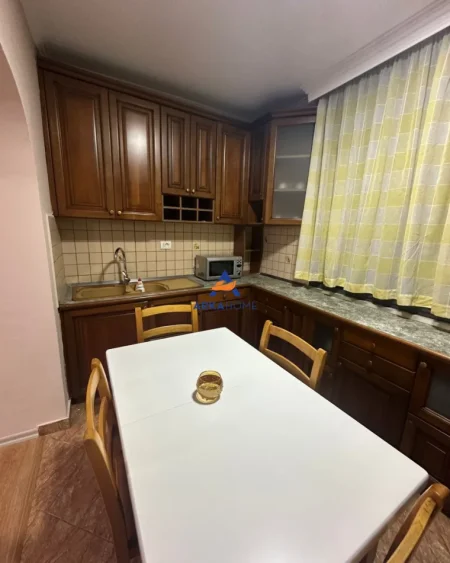 Tirane, jepet me qera apartament 2+1 Kati 4, 81 m² 650 € (MBAS KONVIKTEVE TE INXHINJERIS SE NDERTIMI)