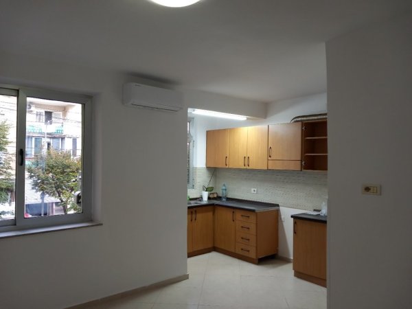 Tirane, jepet me qera apartament 3+1+Ballkon Kati 2, çmimi  600 € (Rruga Qemal Stafa /Pazari i Ri)