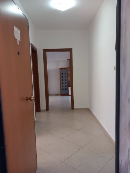 Tirane, jepet me qera apartament 3+1+Ballkon Kati 2, çmimi  600 € (Rruga Qemal Stafa /Pazari i Ri)