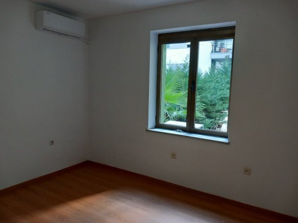 Tirane, jepet me qera apartament 3+1+Ballkon Kati 2, çmimi  600 € (Rruga Qemal Stafa /Pazari i Ri)