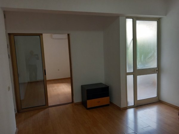 Tirane, jepet me qera apartament 3+1+Ballkon Kati 2, çmimi  600 € (Rruga Qemal Stafa /Pazari i Ri)
