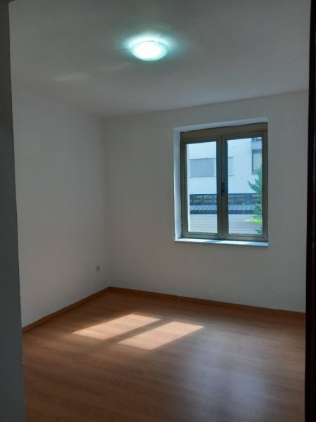 Tirane, jepet me qera apartament 3+1+Ballkon Kati 2, çmimi  600 € (Rruga Qemal Stafa /Pazari i Ri)