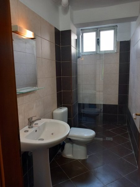 Tirane, jepet me qera apartament 3+1+Ballkon Kati 2, çmimi  600 € (Rruga Qemal Stafa /Pazari i Ri)