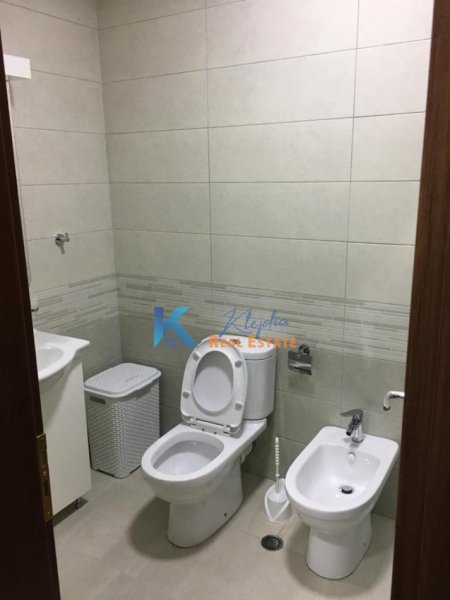 Tirane, jap me qera apartament 1+1+Ballkon Kati 1, 65 m² (21 Dhjetori, afer Zjarrfikses)