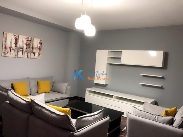 Tirane, jap me qera apartament 1+1+Ballkon Kati 1, 65 m² (21 Dhjetori, afer Zjarrfikses)