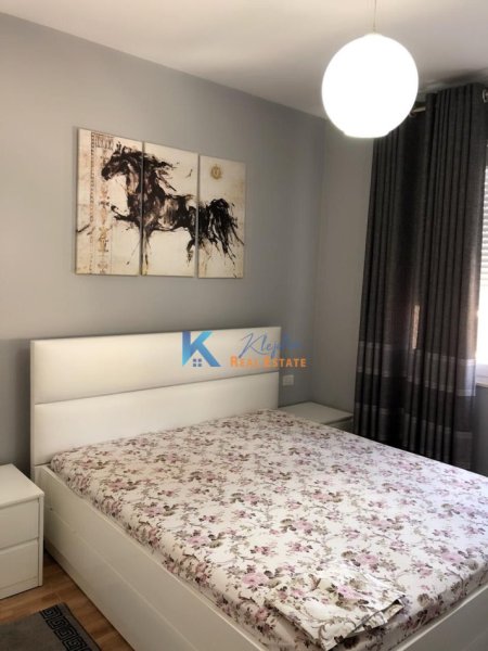 Tirane, jap me qera apartament 1+1+Ballkon Kati 1, 65 m² (21 Dhjetori, afer Zjarrfikses)