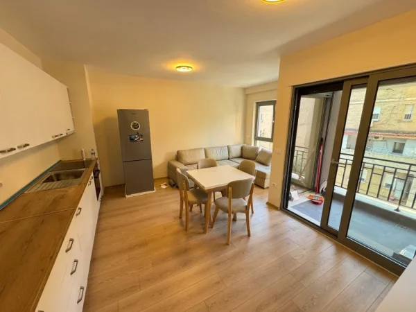 Tirane, jepet me qera apartament 1+1 Kati 2, 700 € 