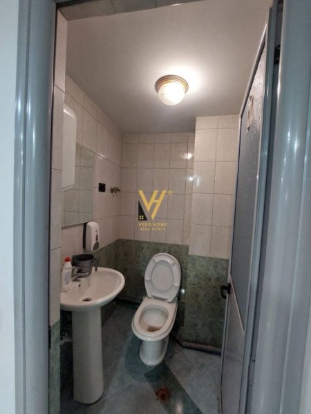 Tirane, jepet me qera dyqan Kati 0, 44 m² 500 € (ASTIR)
