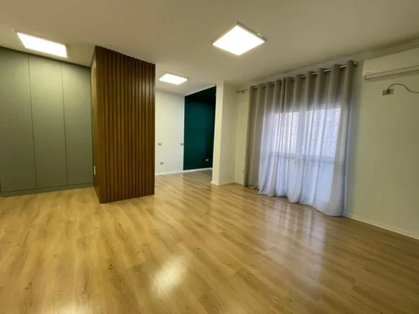 Tirane, jepet me qera zyre Kati 4, 70 m² 800 € (Sheshi Willson)