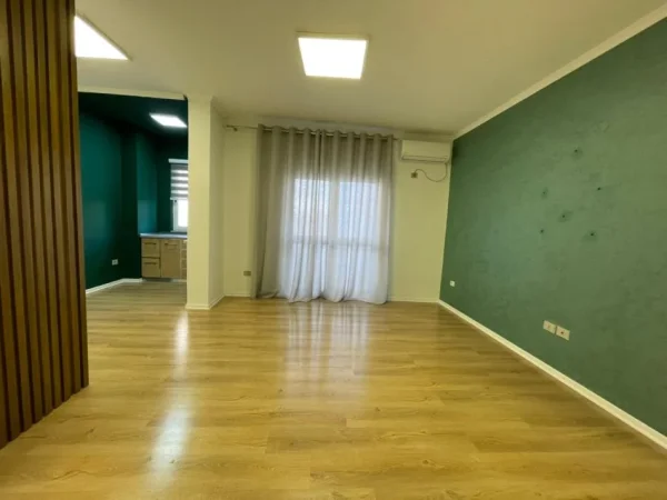 Tirane, jepet me qera zyre Kati 4, 70 m² 800 € (Sheshi Willson)