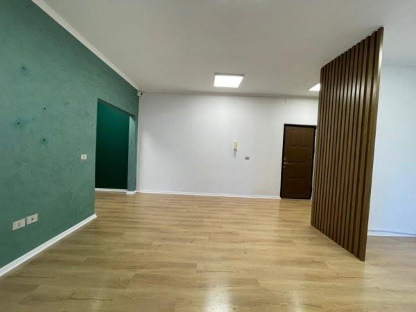 Tirane, jepet me qera zyre Kati 4, 70 m² 800 € (Sheshi Willson)