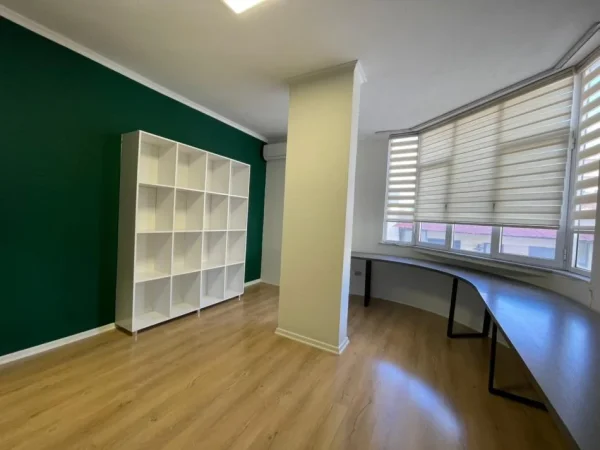 Tirane, jepet me qera zyre Kati 4, 70 m² 800 € (Sheshi Willson)