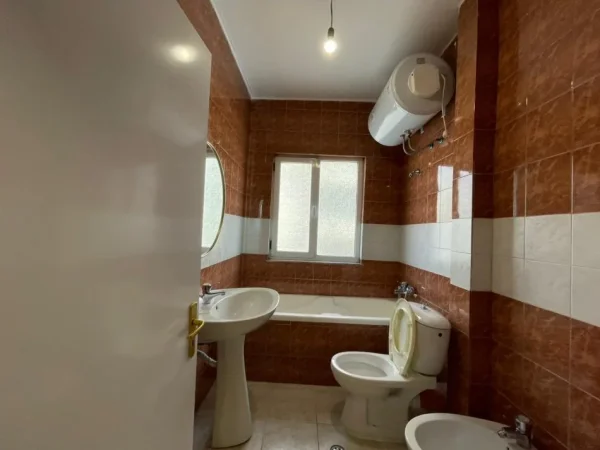 Tirane, jepet me qera zyre Kati 4, 70 m² 800 € (Sheshi Willson)