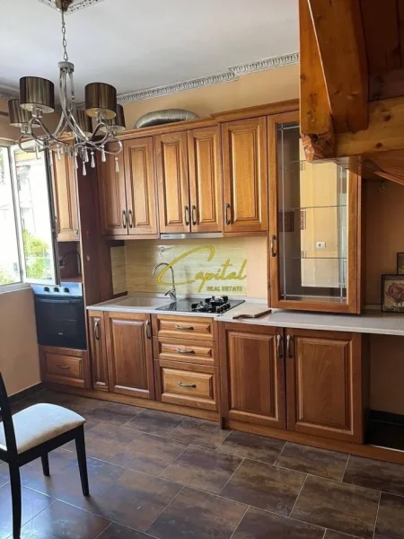 Tirane, jepet me qera apartament duplex 4+1 Kati 2, 130 m² 550 € (ISH TREGU ELEKTRIK)