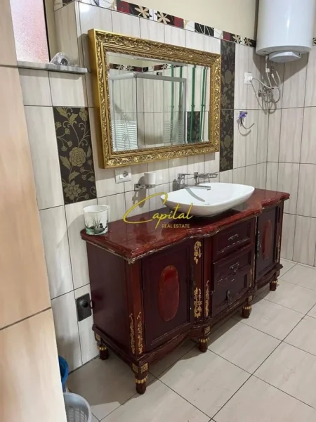 Tirane, jepet me qera apartament duplex 4+1 Kati 2, 130 m² 550 € (ISH TREGU ELEKTRIK)