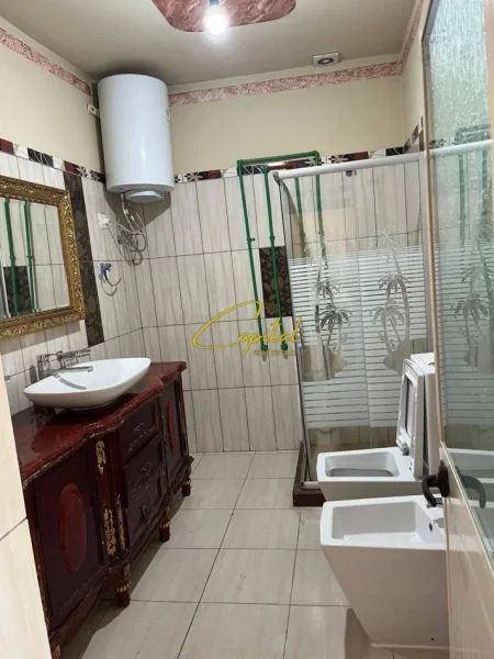 Tirane, jepet me qera apartament duplex 4+1 Kati 2, 130 m² 550 € (ISH TREGU ELEKTRIK)