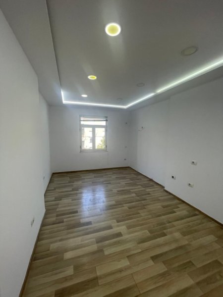 Tirane, jepet me qera zyre Kati 4, 75 m² 650 € (Libri universitar)