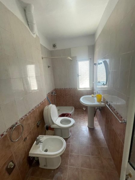 Tirane, jepet me qera zyre Kati 4, 75 m² 650 € (Libri universitar)
