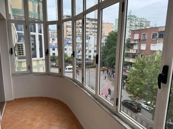 Tirane, jepet me qera zyre Kati 4, 178 m² 1.700 € 