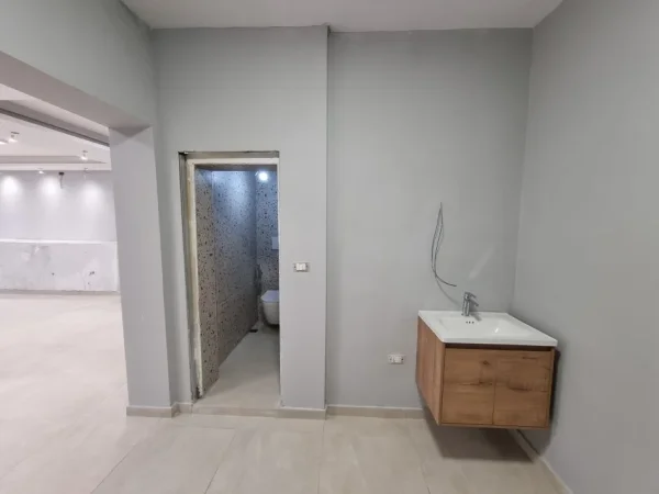 Tirane, shitet ambjent biznesi Kati 0, 94 m² 130.000 € (Rruga Hoxha Tahsim)