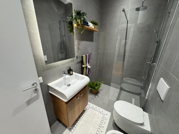 Tirane, shitet apartament 1+1 Kati 8, 70 m² 