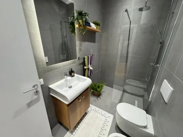 Tirane, shitet apartament 1+1 Kati 8, 70 m² 