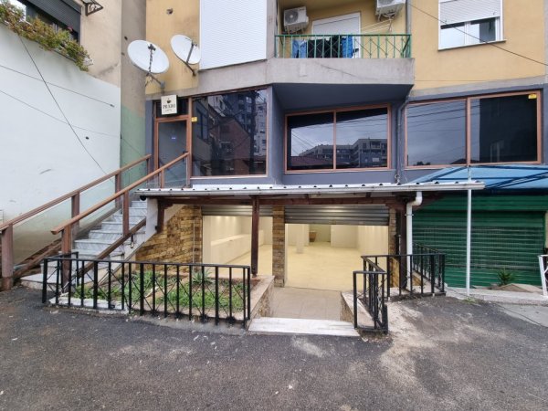 Tirane, jepet me qera ambjent biznesi Kati 0, 94 m² 500 € (Rruga Hoxha Tahsim Prane zyres se punes)