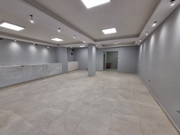 Tirane, jepet me qera ambjent biznesi Kati 0, 94 m² 500 € (Rruga Hoxha Tahsim Prane zyres se punes)