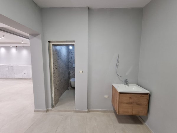 Tirane, jepet me qera ambjent biznesi Kati 0, 94 m² 500 € (Rruga Hoxha Tahsim Prane zyres se punes)