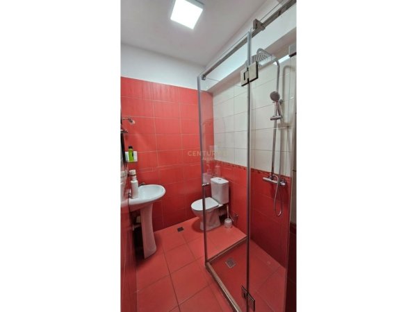 Tirane, jepet me qera apartament 2+1+Ballkon Kati 1, 64 m² 650 € (Rruga Frosina Plaku)