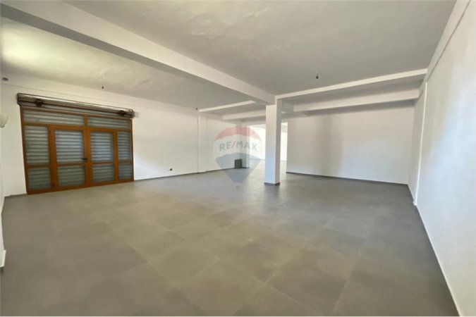 Tirane, jepet me qera magazine Kati 1, 202 m² 600 € (vlore Bibliotekës Qendrore)